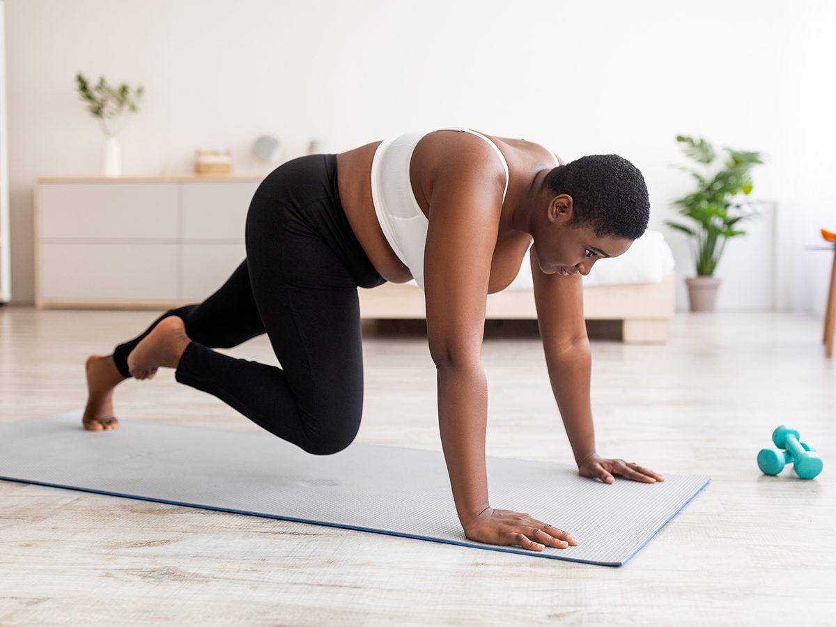 Effective,Bodyweight,Exercises.,Curvy,Black,Woman,Making,Strength,Workout,,Running Vrouw doet mountain climbers na de zwangerschap.