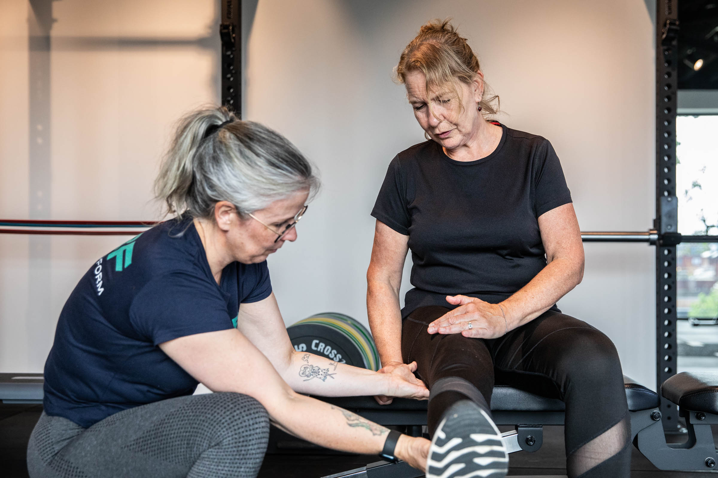 trainen-na-35-vrouwen-geen-resultaat Vrouw van boven de 35 traint in sportschool en kijkt teleurgesteld naar haar resultaten